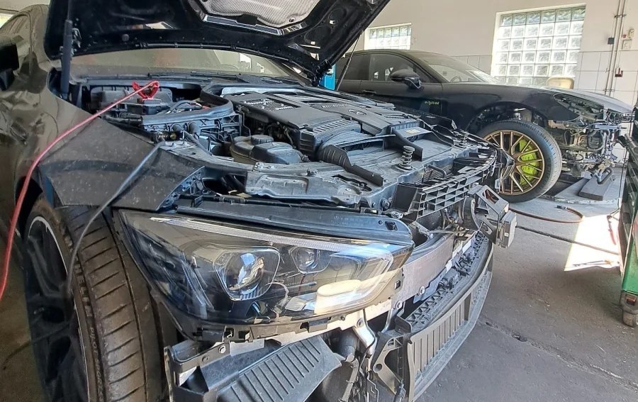 Mercedes-AMG GT63S – naprawa przodu i komory silnika po kolizji