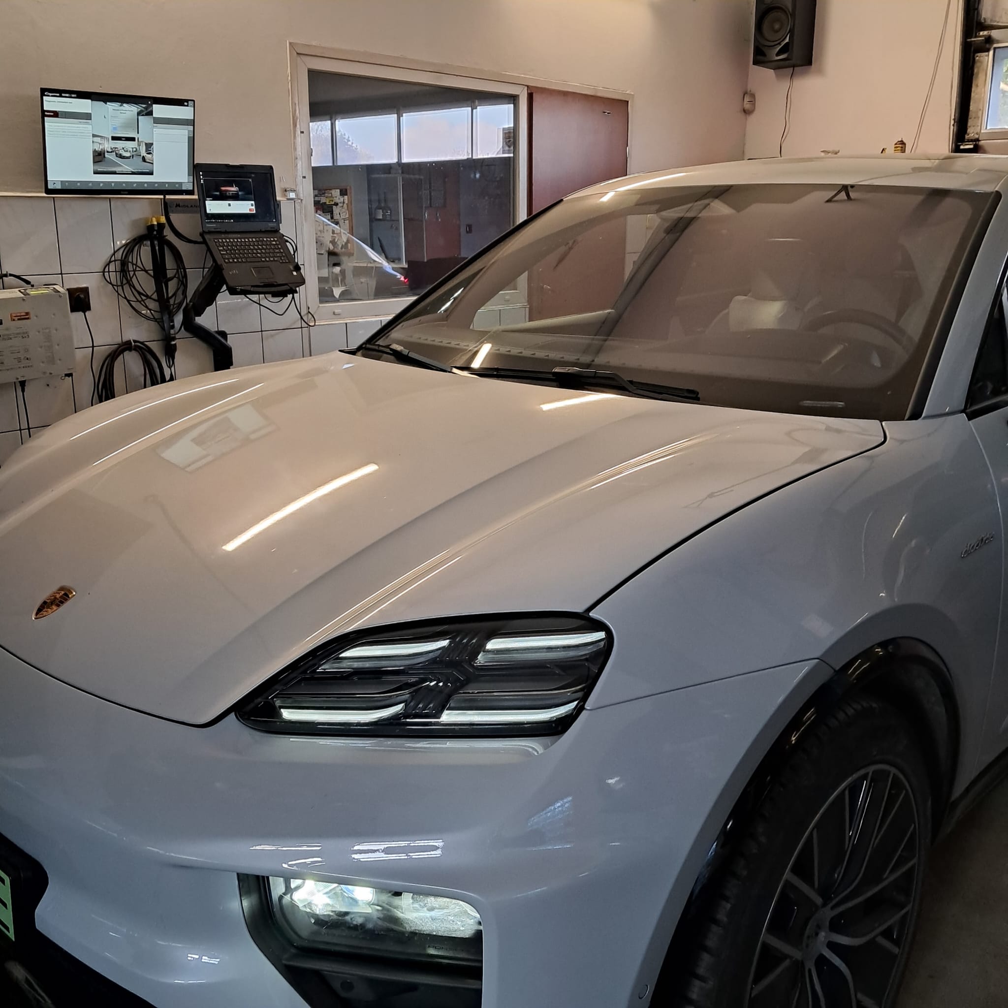 Porsche Macan 4 Electric – konwersja USA→EU