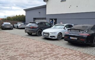 Auta premium Porsche przed warsztatem AutoWaw Warszawa
