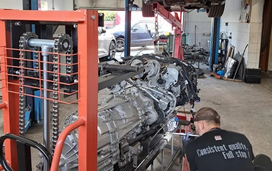 Silnik i przekładnia Porsche Panamera E-Hybrid na stanowisku montażowym