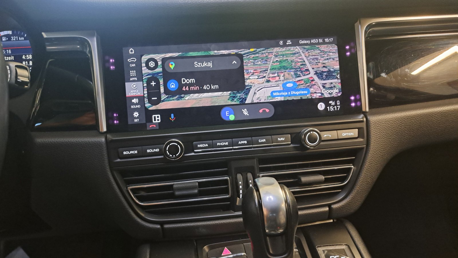 Android Auto na pełnym ekranie w Porsche Macan po aktywacji, mapa na całej szerokości ekranu